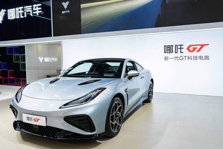 佛山282哪吒汽车在智能汽车领域的表现，领途汽车在新能源汽车市场中的影响力